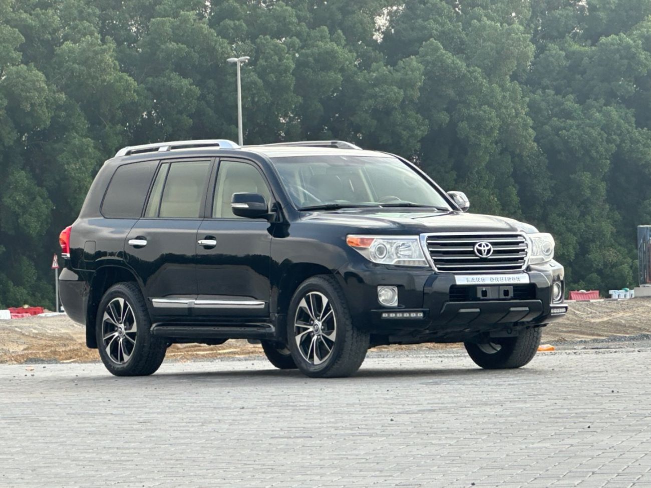 Toyota Land Cruiser GXR 4.0L (271 HP) 4WD MODEL 2015 GCC CAR PERFECT CONDITION INSIDE AND OUTSIDE FULL OPTION SUN ROOF