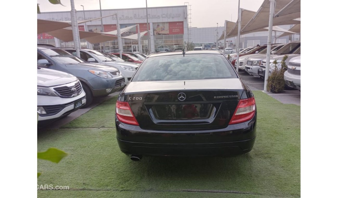 Mercedes-Benz C200 Gulf model 2008, black color, cruise control, wheels, sensors, in excellent condition, you do not ne