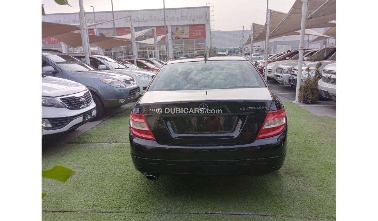 Mercedes-Benz C 200 Gulf model 2008, black color, cruise control, wheels, sensors, in excellent condition, you do not ne