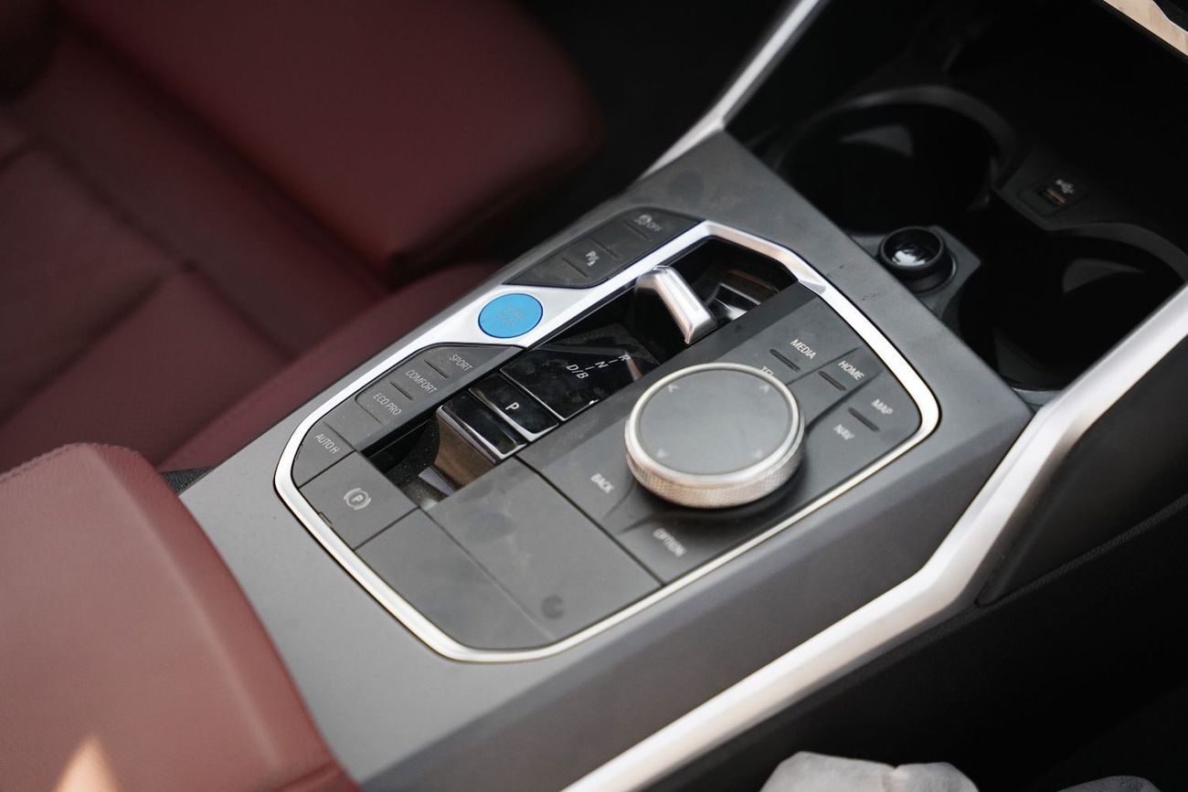 بي أم دبليو i3 2026 BMW e-Drive 35L M-Sport Package FWD 0Km