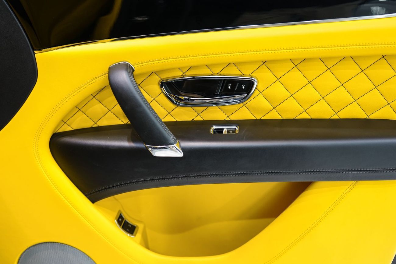 بنتلي بينتايجا W12 Mulliner, Carbon Body Kit, Individual Rear Seats w/ Entertainment, GCC Spec!!