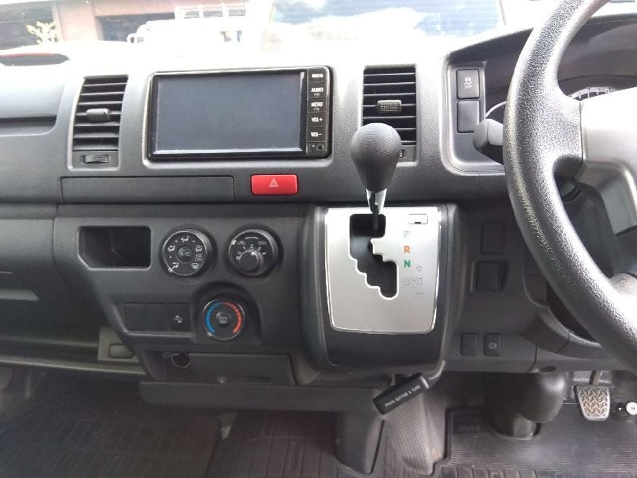 Toyota Hiace 2.8L V4 DIESEL / DVD CAMERA / 3 STR / 2019/LONG DX 4WD/GDH206V