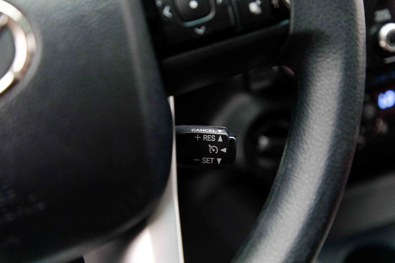 تويوتا هيلوكس Double Cab 2.7L - Super White Inside Maroon | Export Only