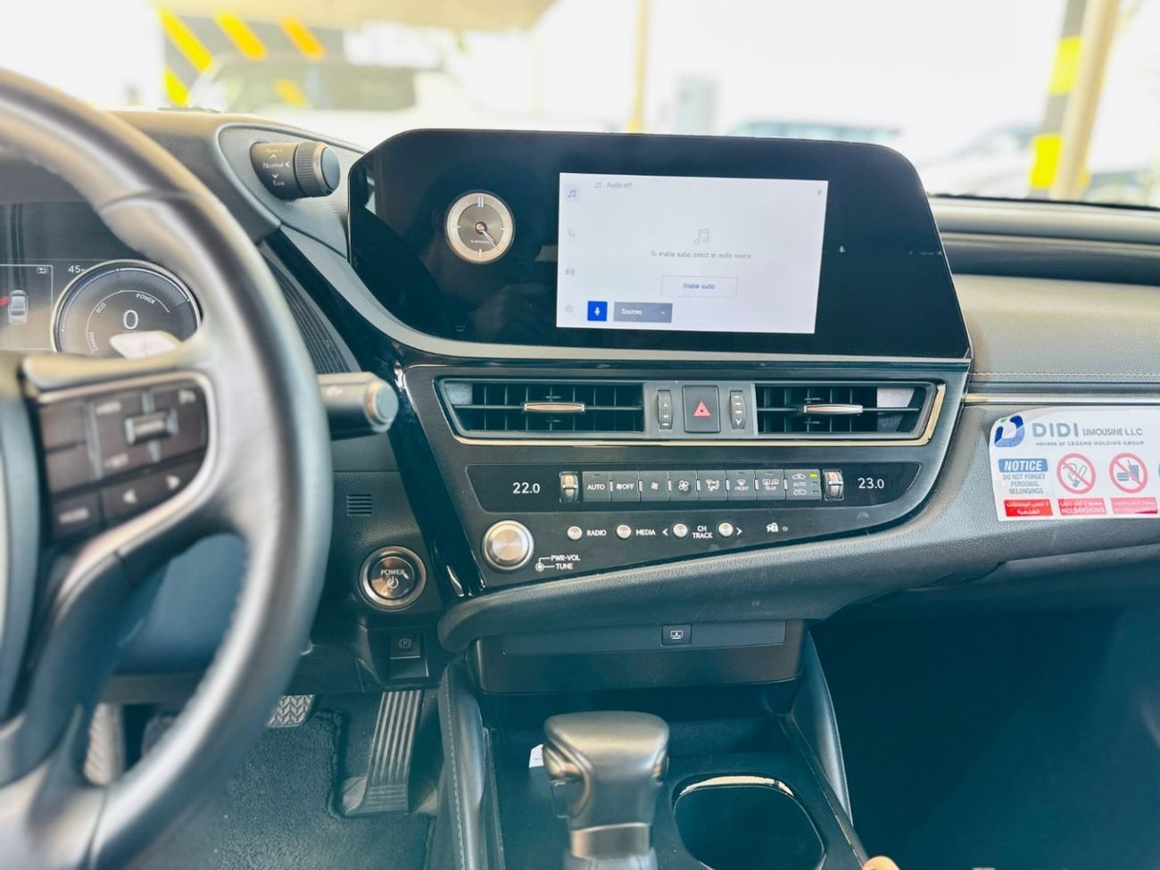 لكزس ES300h 2023 Lexus ES 300H - White inside Brown