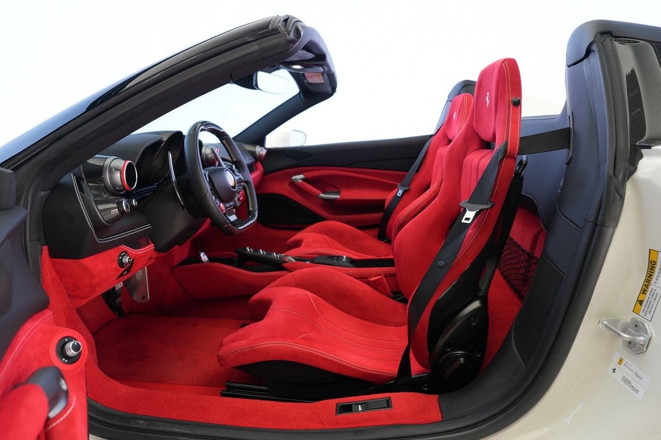 فيراري ف ٨ سبيدر STD (3.9L · 8 Cyl · Automatic · Petrol · Convertible · Rear Wheel Drive · 2 Seats · 2 Door)