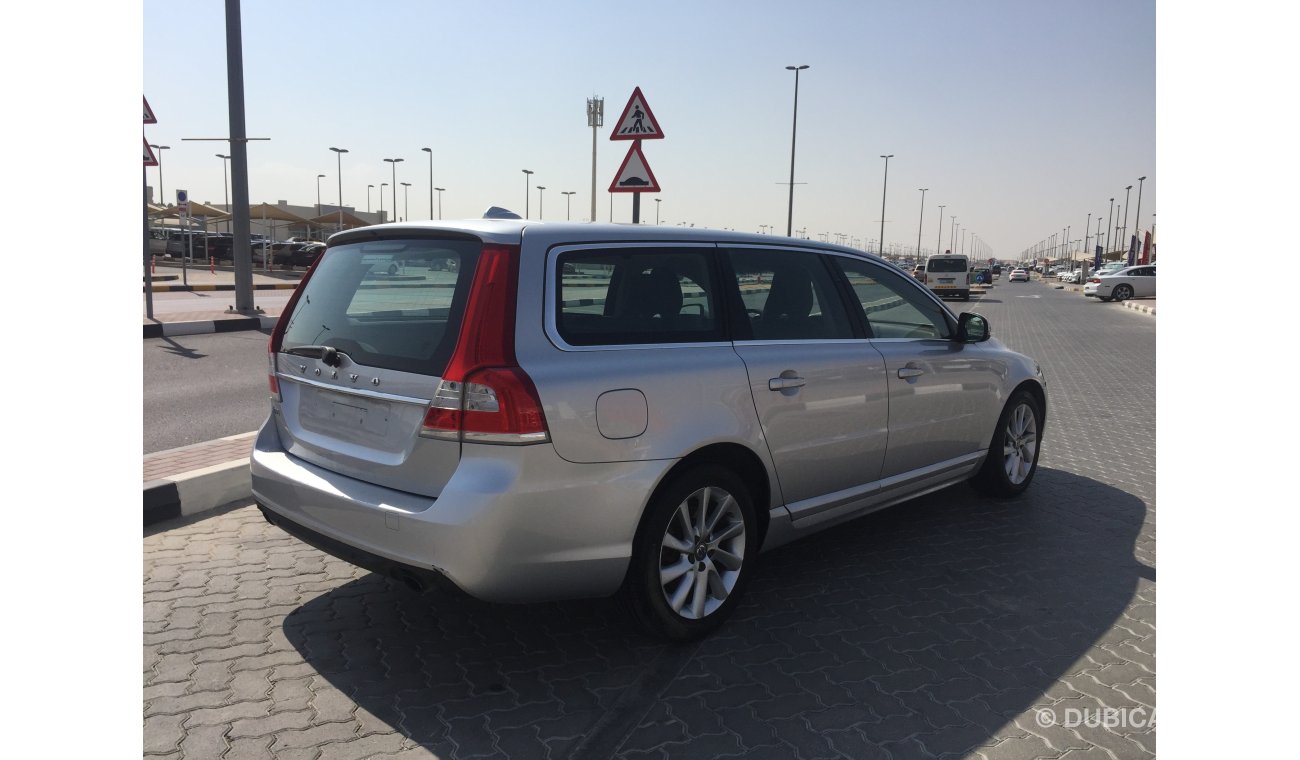 Volvo V70 FULLY AUTOMATIC STATION WAGON GCC SPECS