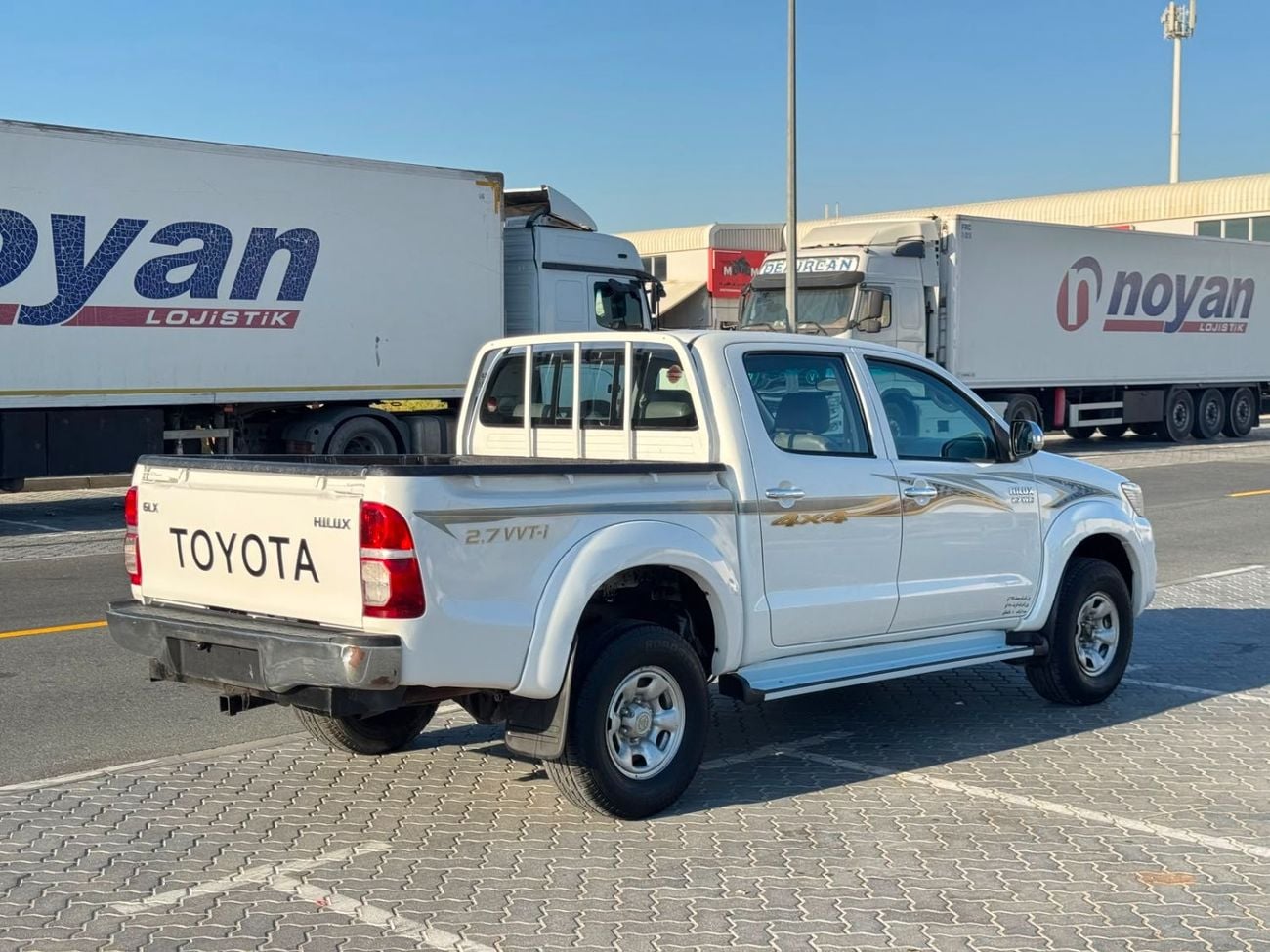 Toyota Hilux GLX Toyota Hilux 2015Model 2.7L petrol Engine v4 4x4 colour white Transmission Automatic Interior.gr