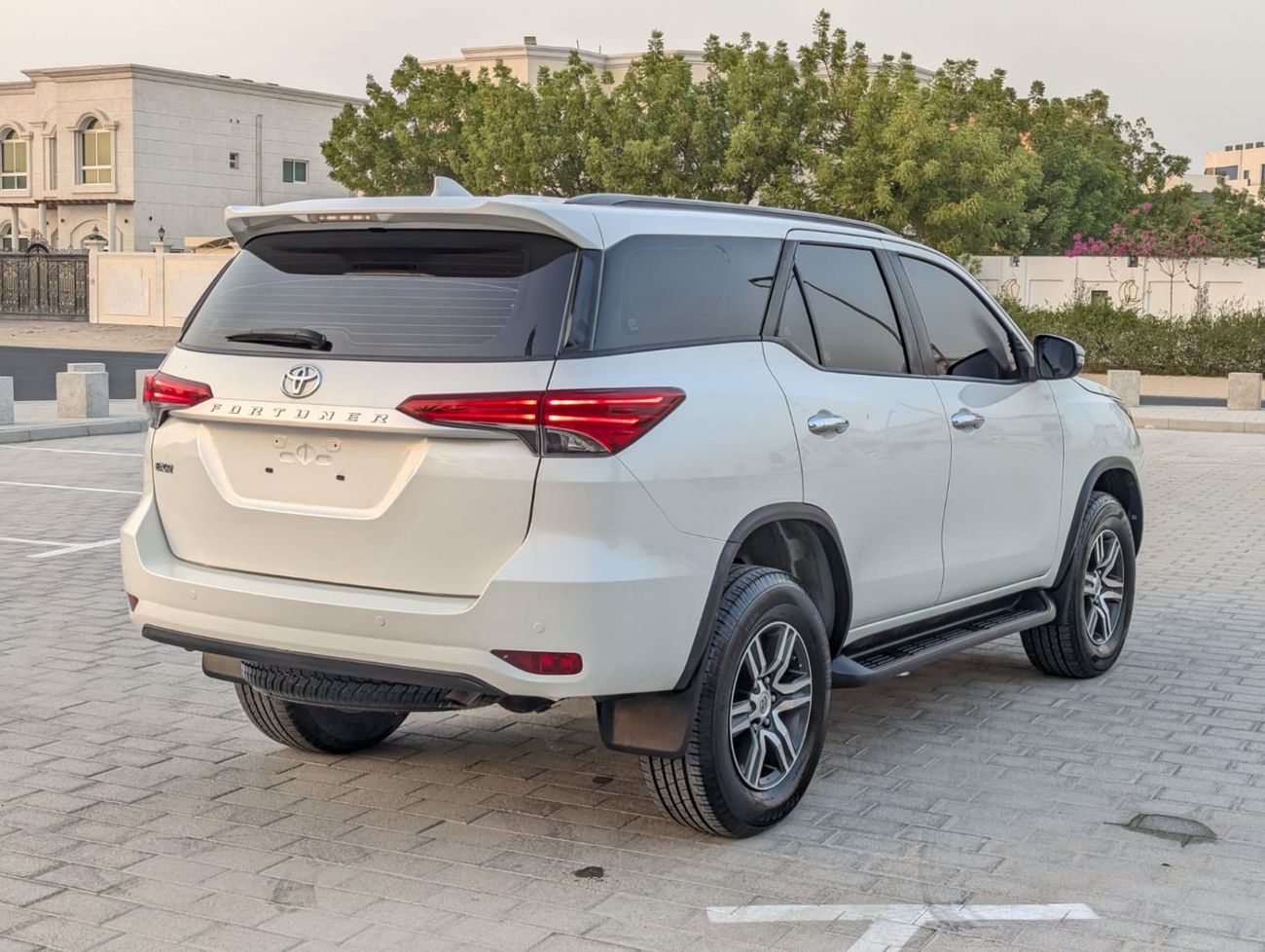 تويوتا فورتونر Toyota Fortuner 2021 white colour LHD Gcc specs 4x4 Petro engine