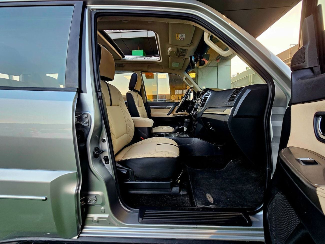 ميتسوبيشي باجيرو GLS / SUNROOF/ LEATHER / ORIGINAL PAINT/ LOW MILEAGE / SINGLE OWNER