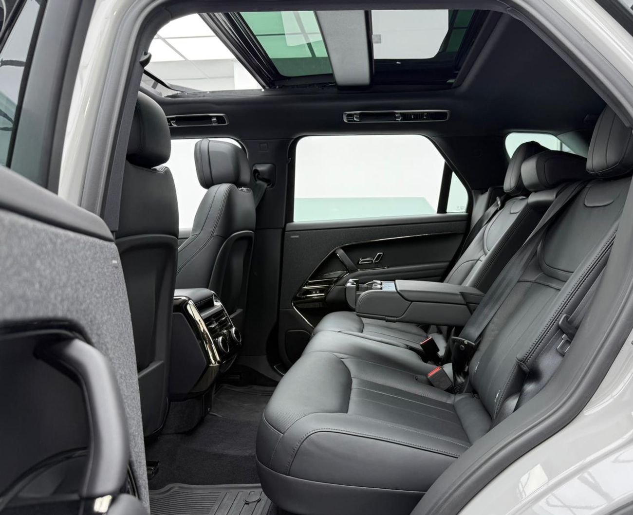 لاند روفر رينج روفر سبورت SE P360 2025 Range Rover Sport Dynamic SE ,Land Rover Warranty+ Service Contract ,Full Service Histo