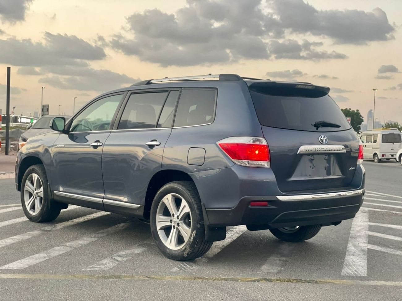 تويوتا هايلاندر 2012 Toyota Highlander Limited Edition Full Option - 3.5L V6 AWD 4x4 - 7 Seater Electric Seats 