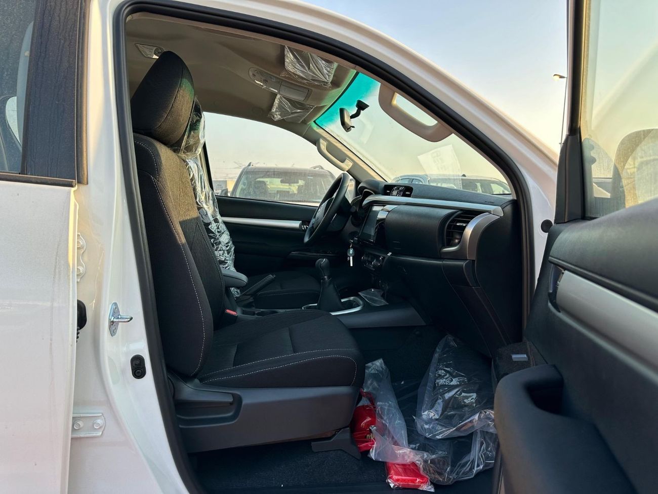 Toyota Hilux TOYOTA HILUX  2.7 MT full option without PS white -black 2024