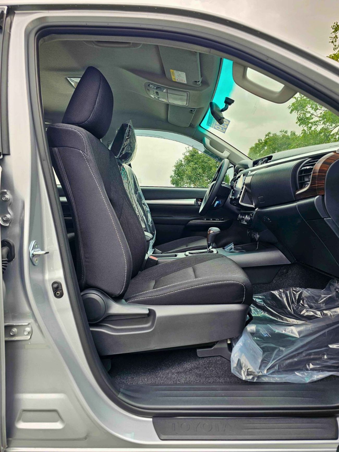 تويوتا هيلوكس SR5 TRD WOOD INTERIOR W VISOR / 4.0L PETROL V6 4WD / BLIND SPOT / DIFFLOCK / DVD+CAMERA (CODE # H6A)