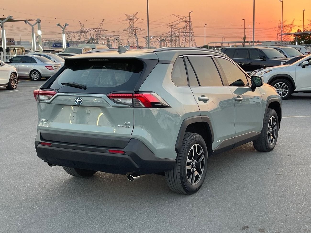 Toyota RAV4 LE 2.5L (219 HP) 2019 TOYOTA RAV4 LE HYBRID 4x4 IMPORTED FROM USA