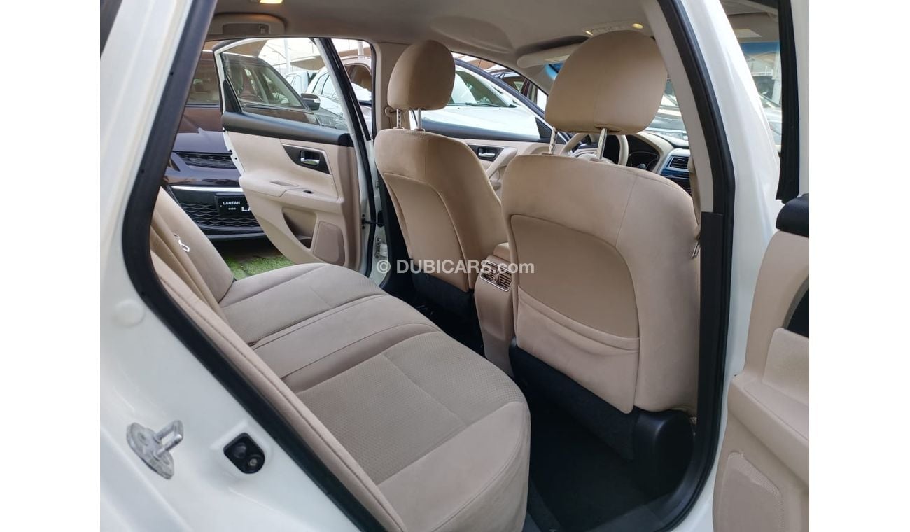 نيسان ألتيما خليجى موديل 2015 لون أبيض داخل بيج مثبت سرعة تحكم رنجات حساسات شاشة بحالة ممتازة لاتحتاج لأى مصاريف