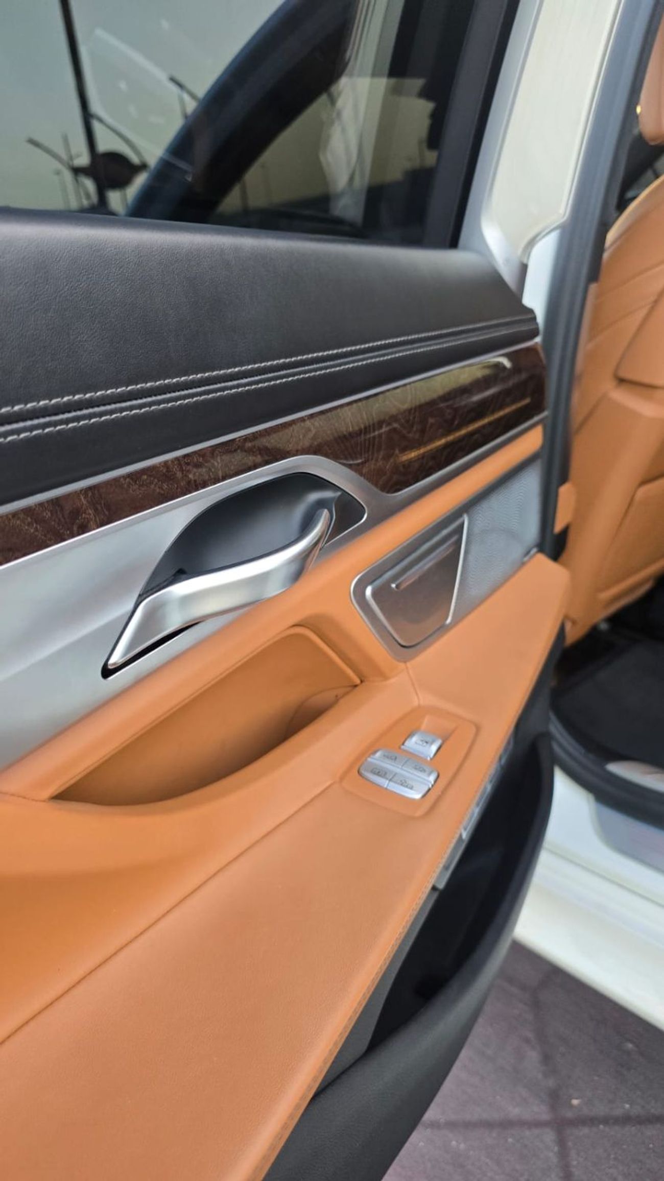 BMW 750Li Luxury 4.4L (443 HP)