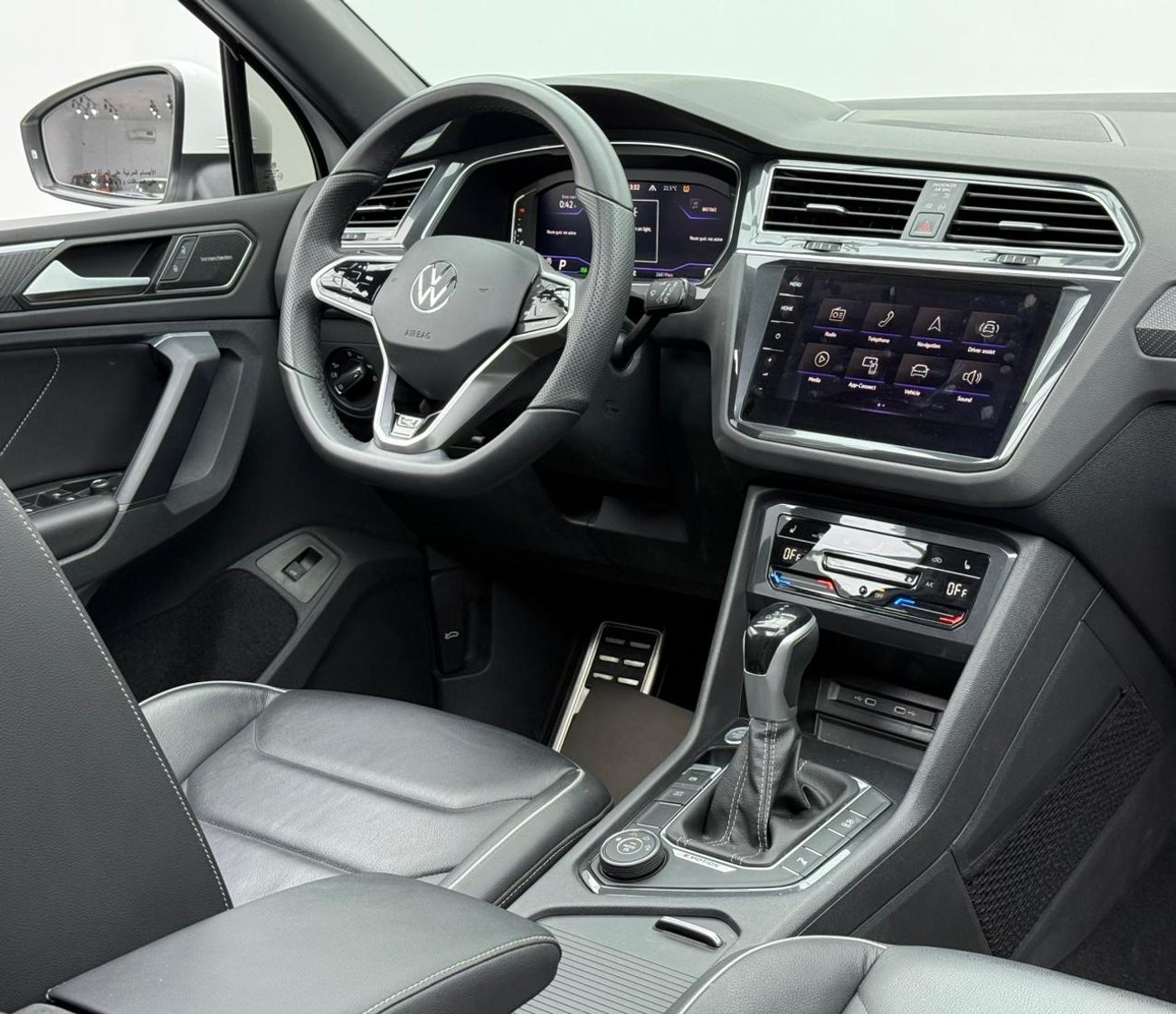 فولكس واجن تيجوان 2024 Volkswagen Tiguan R-Line, 2026 Volkswagen Warranty + Service Pack, Very Low Km, GCC