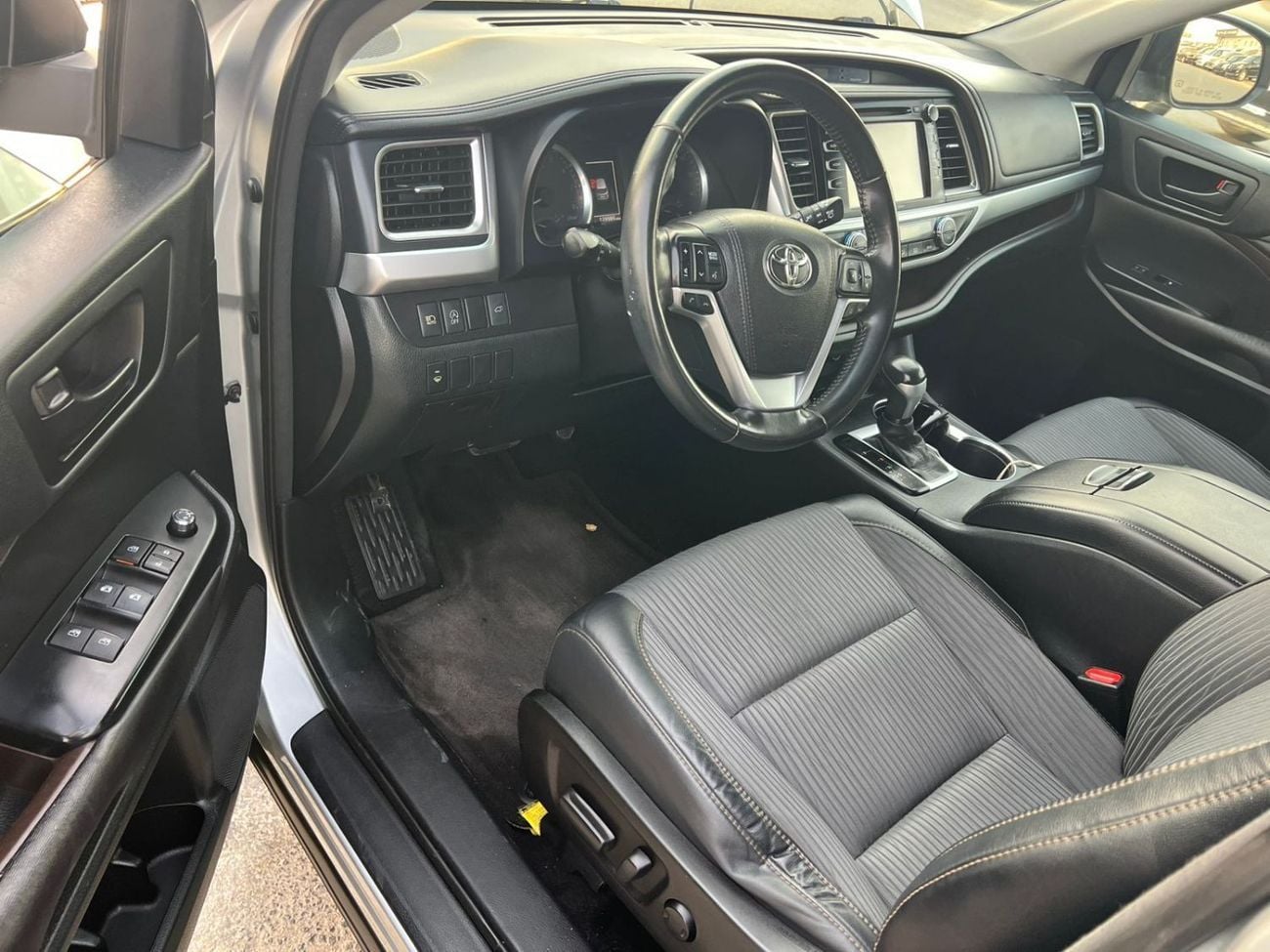 Toyota Highlander LE (NON GCC) 2017 Toyota Highlander - MidOption - 3.5L V6 - Full 7 Seater - Trunk Auto