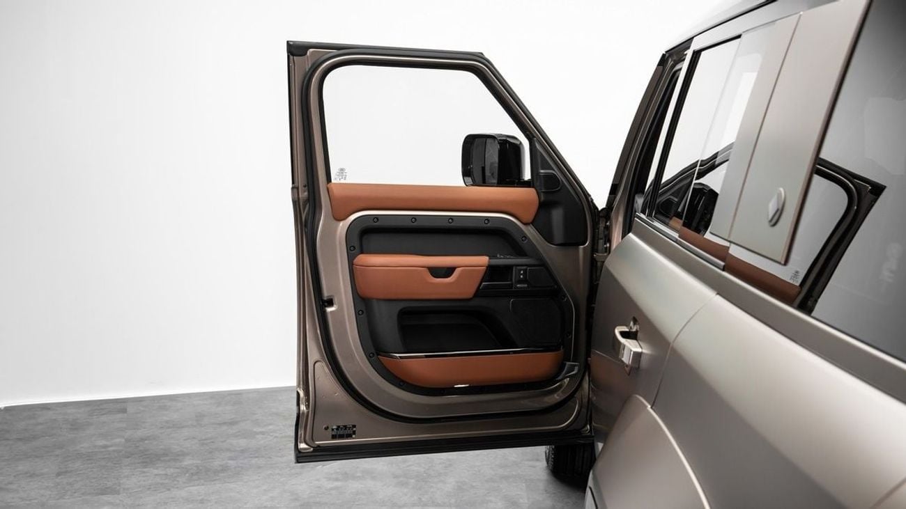 لاند روفر ديفندر OCTA - 2025 - Euro Specs - Under Warranty