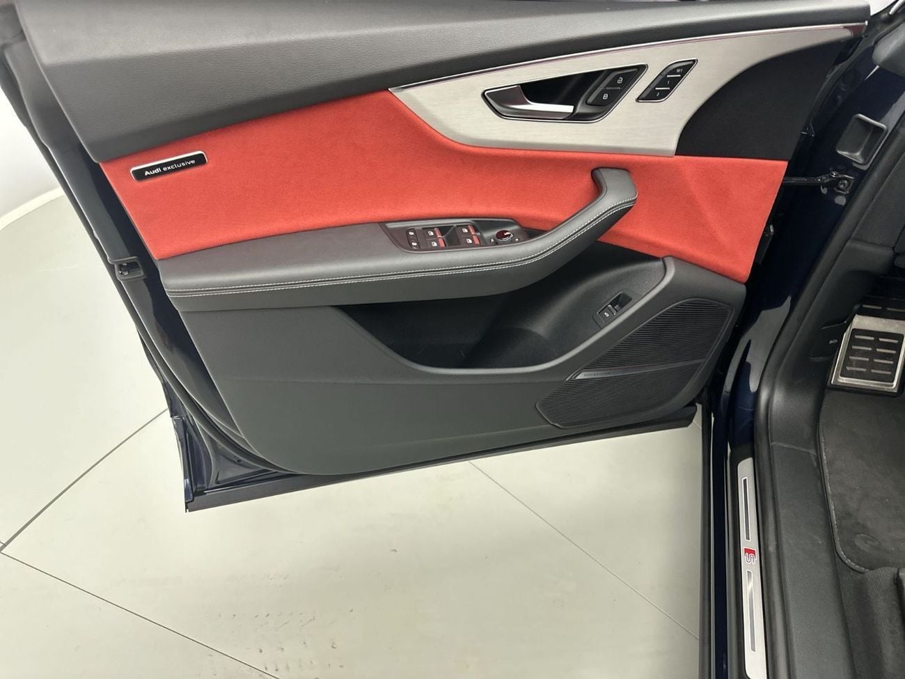 Audi Q8 55 TFSI S-LINE LUXURY 55 TFSI quattro (340 HP) Crimson Red Edition (Ref# 53845)