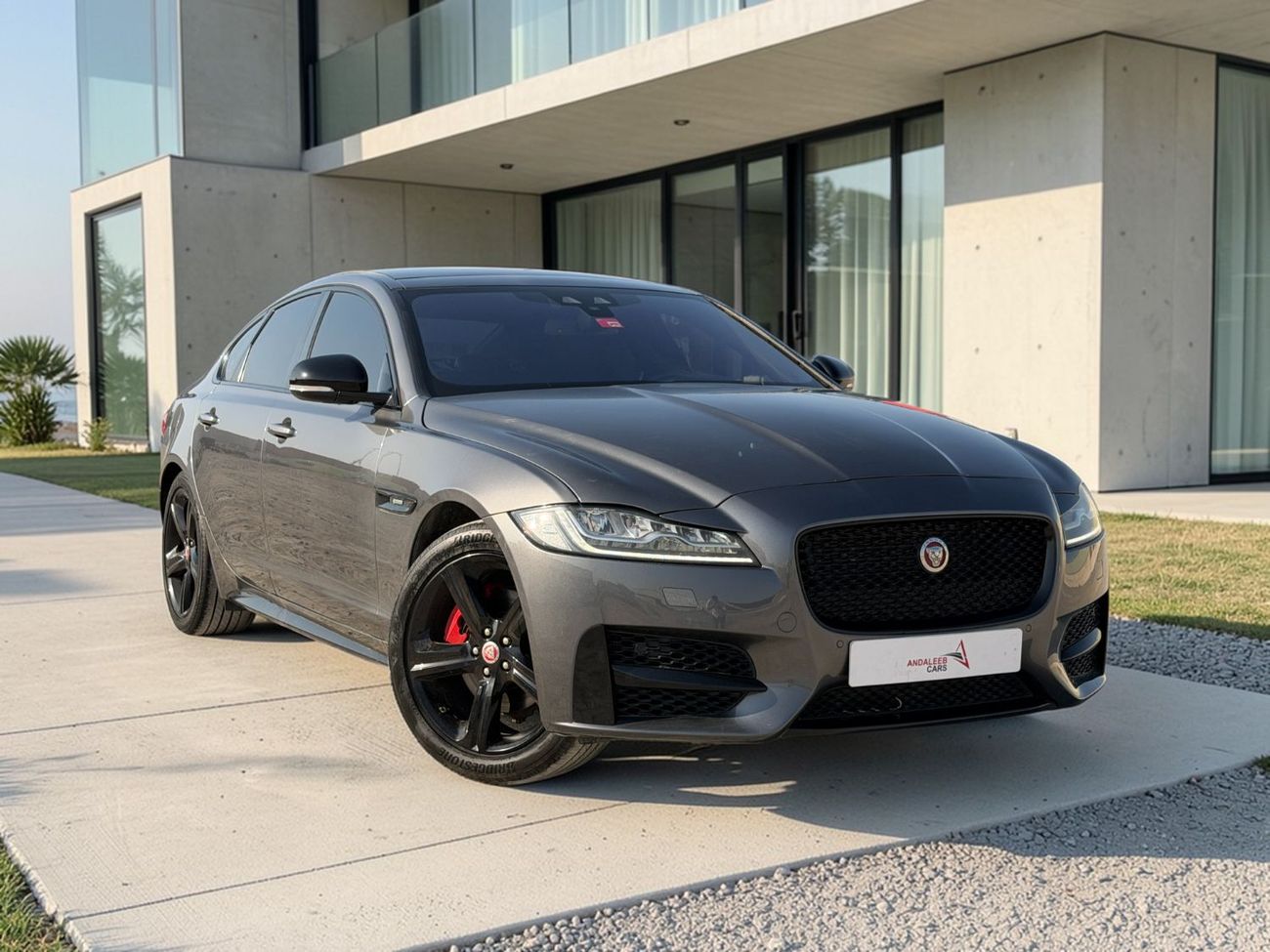 Jaguar XF R-Sport 2.0L Sedan JAGUAR XF R-SPORT | 2016 | GCC SPECS | 2.0L TURBO | AED 35,000