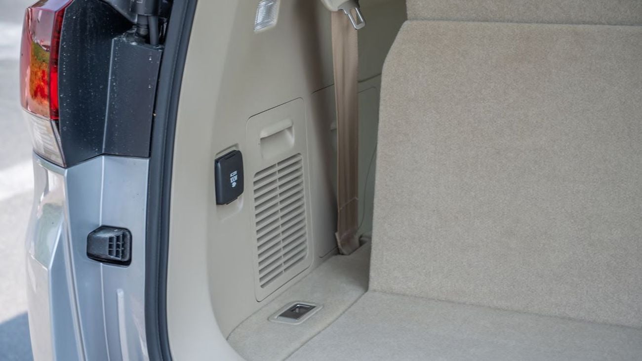 Toyota Land Cruiser TOYOTA LAND CRUISER GXR MID 4.0L (SILVER ME INSIDE NEUTRAL BEIGE)