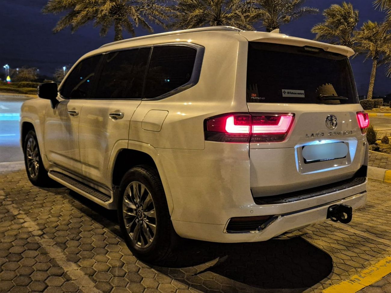 Toyota Land Cruiser VXR 4.0L Black-interior 4.0L LHD Petrol Automatic 4WD 6-Cylinders Sunroof Leagher-Electric Front Sea