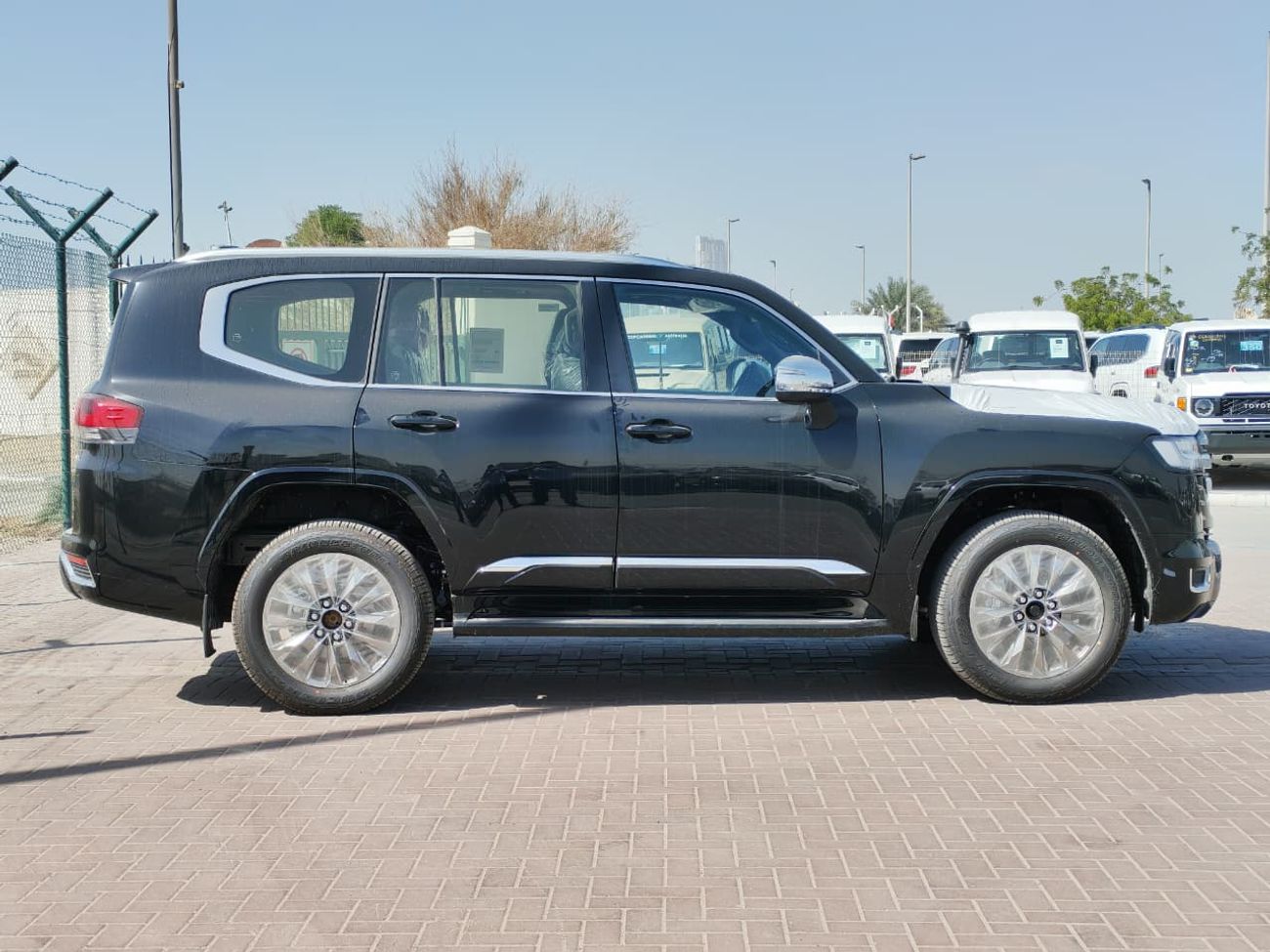 تويوتا لاند كروزر 2026 Toyota Land Cruiser LC300 VX (High-Option with Radar) 3.5L V6 Twin Turbo Petrol A/T 4WD Export