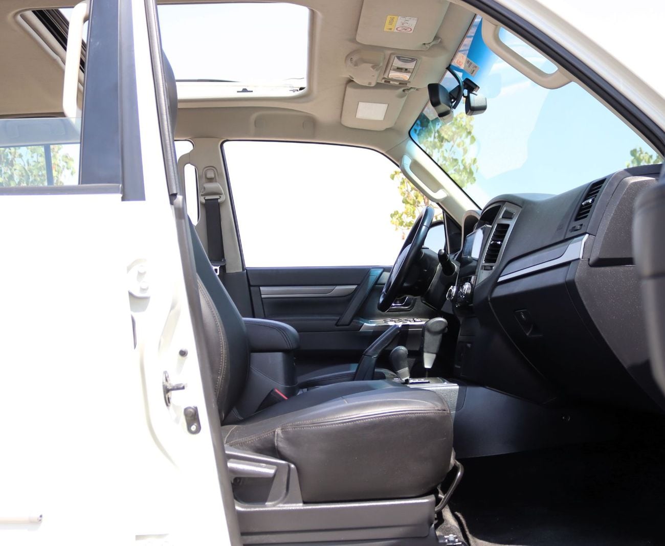 Mitsubishi Pajero GLS HIGHLINE ACCIDENTS FREE - GCC - PERFECT CONDITION INSIDE OUT - FULL OPTION