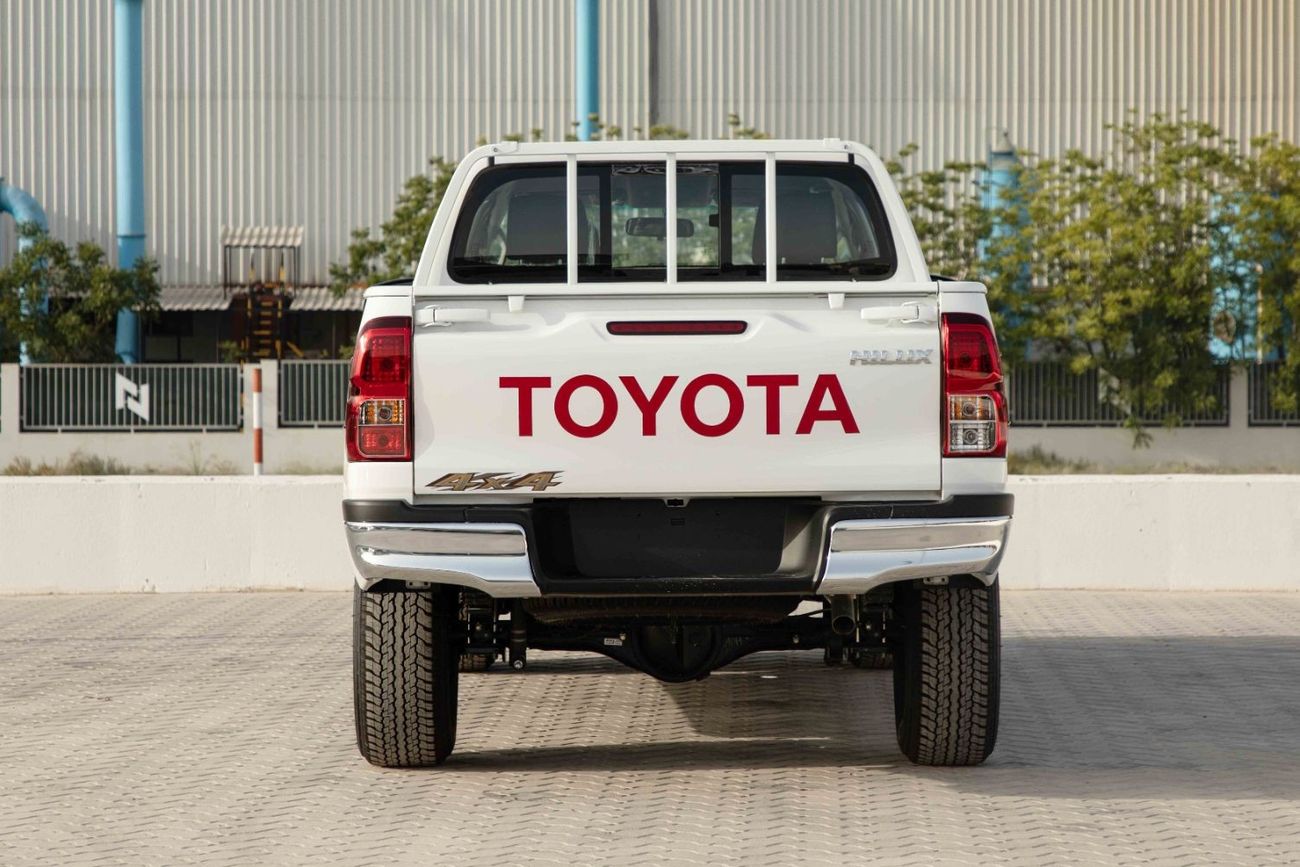 تويوتا هيلوكس تويوتا هايلكس 4X4 DC 2.4 DLX - أبيض سوبر مع أسود | تصدير فقط