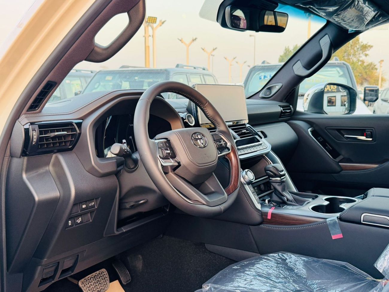 Toyota Land Cruiser TOYOTA LC VX  300 4.0L PTR GCC A/T F/O WHITE 2025