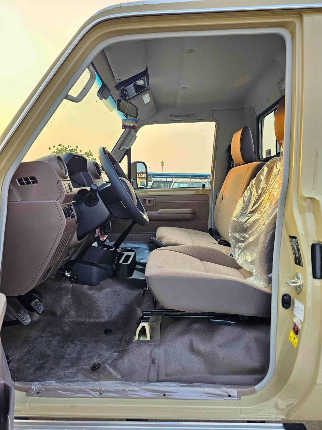 Toyota Land Cruiser Pick Up LC79 / SINGLE CABIN / 2.8L V4 DIESEL / DVD / REAR CAMERA / DIFF LOCK / FULL OPTION (CODE # SCDTMF)