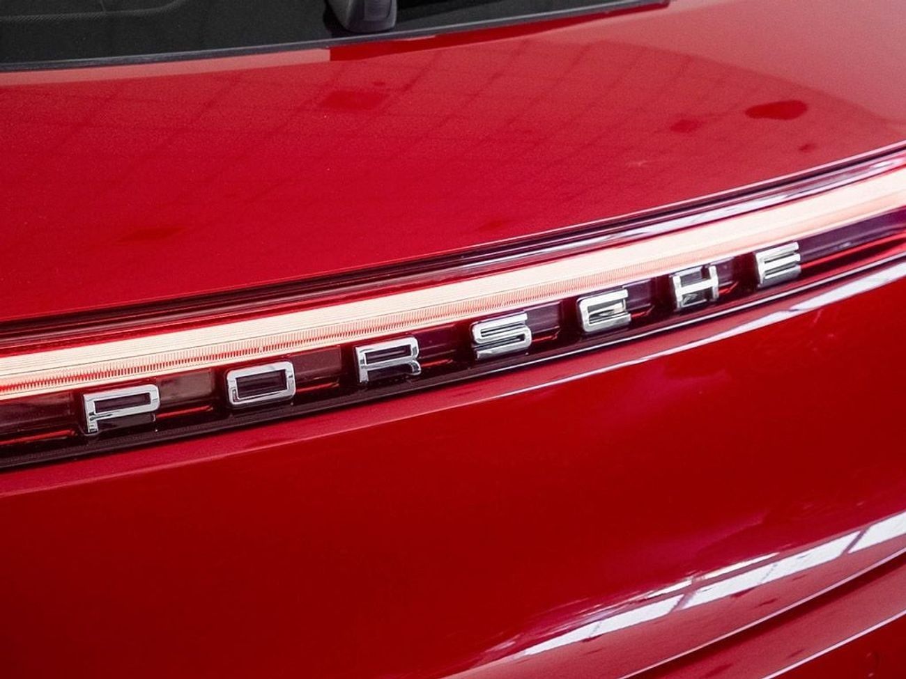 Porsche Macan Std 2.0L (260 HP) Std 2.0L (261 HP)