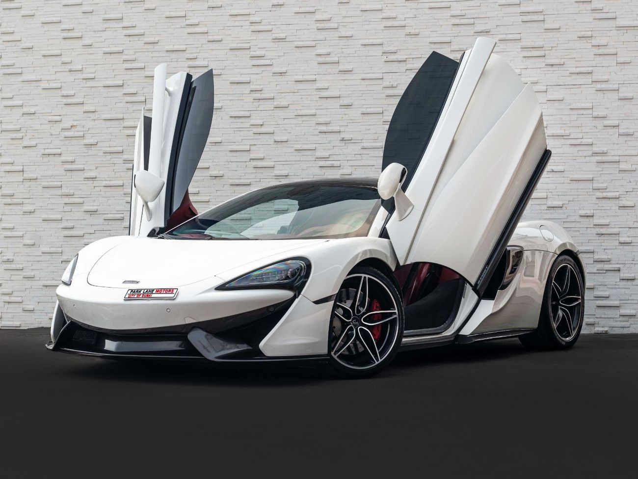 McLaren 570GT AED 13,933 PM • 570 GT CARBON FIBER • ONLY 51,000 KMS • 3.8L TURBOCHARGED V8