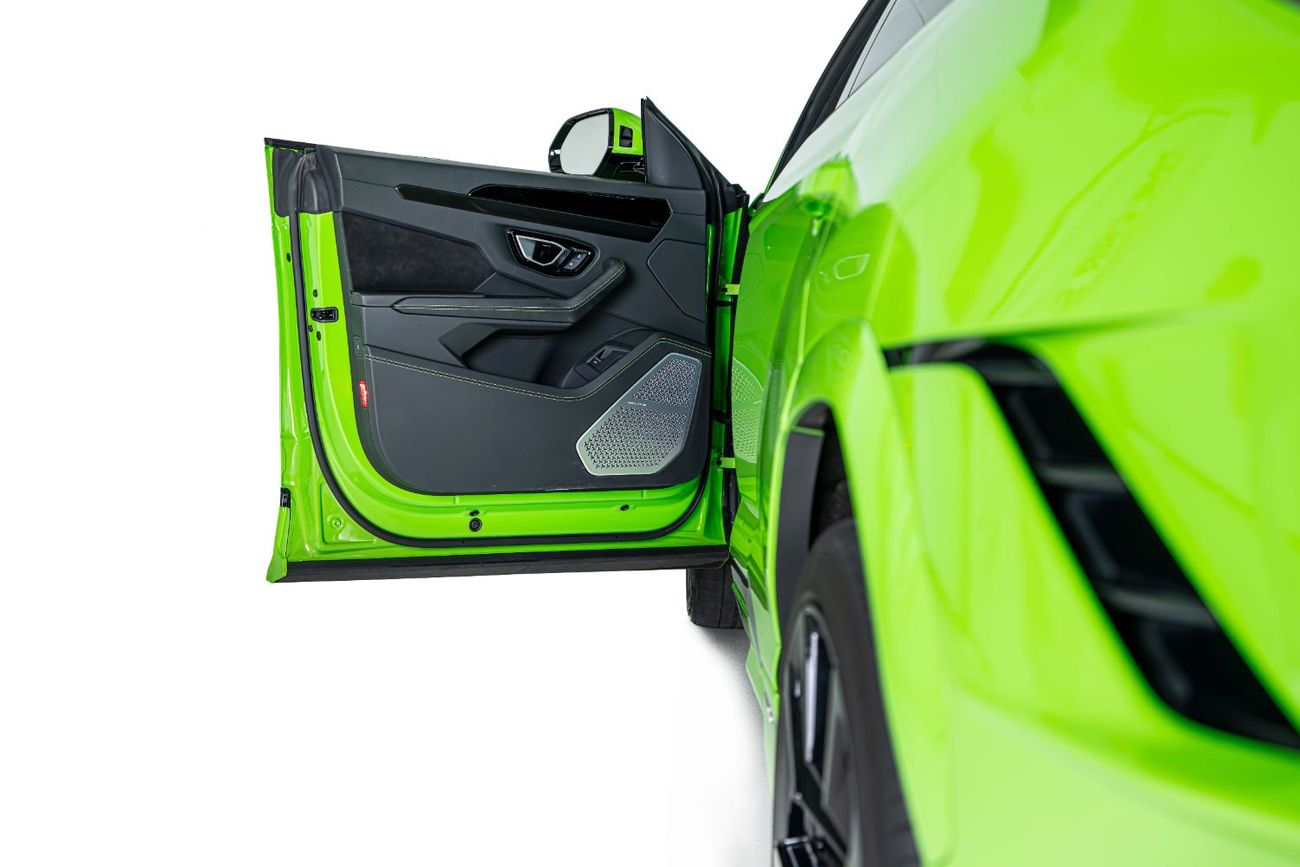 Lamborghini Urus S 4.0T V8 Special Color-23 Inch High Gloss Black Rims-Black Exhaust Tail Pipes