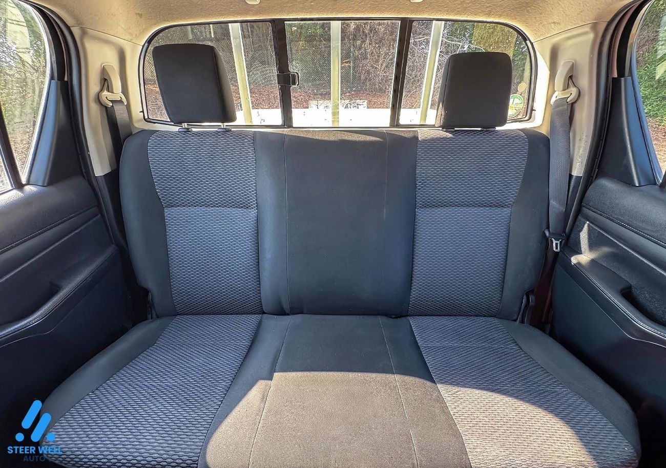 Toyota Hilux 2017 GL 2.7L 4WD AT Double Cabin Petrol / Well Maintained / Excellent Condition / GCC