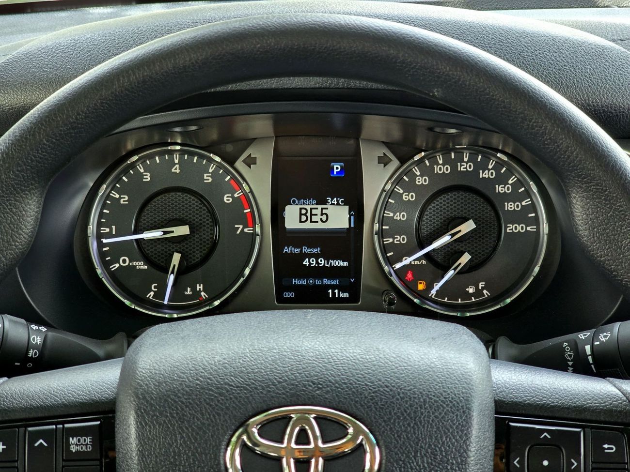 تويوتا هيلوكس TOYOTA HILUX PETROL 2.7 DOUBLE CABIN - A/T - HIGH OPTIONS - PUSH START - 2025 - BLACK INSIDE BLACK -