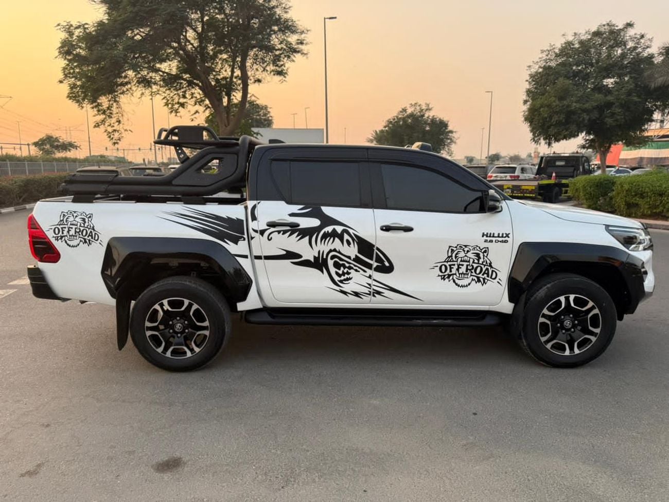 تويوتا هيلوكس TOYOTA HILUX PICK UP SR5 GR SEATS 2024 WHITE 4WD AT DIESEL = RIGHT HAND
