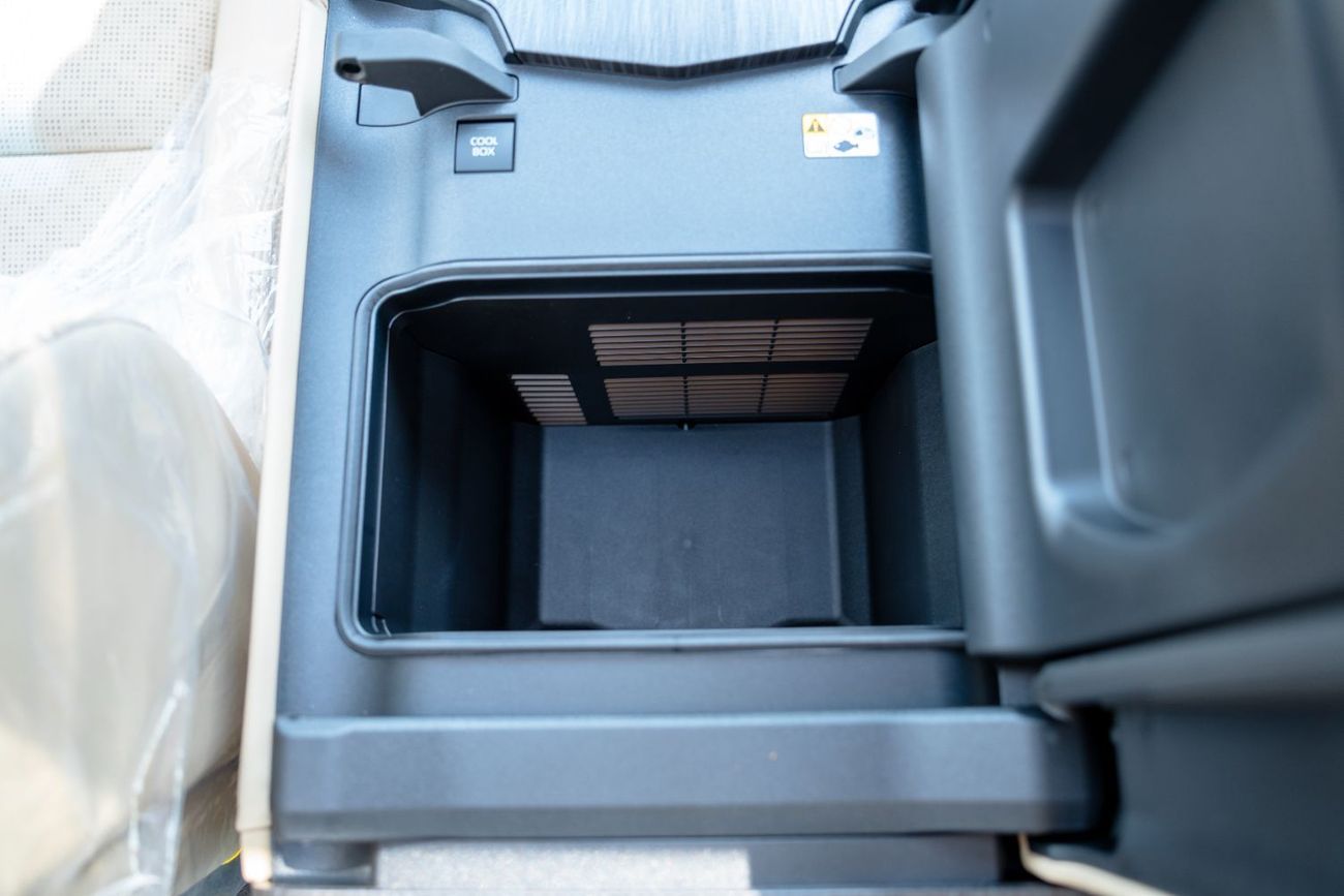 تويوتا لاند كروزر تويوتا لاند كروزر VXR 2025 هجين 3.5 لتر