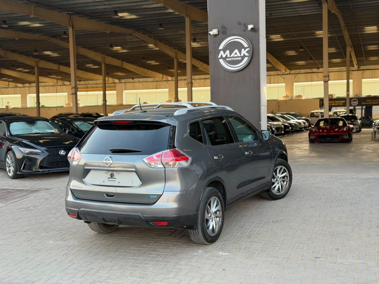 نيسان روج SV (NON GCC) SL / V4 2.5L / PANORAMIC SUNROOF /360 CAMERA / BIG SCREEN / 4X4 / RIMS / IN PERFECT CON