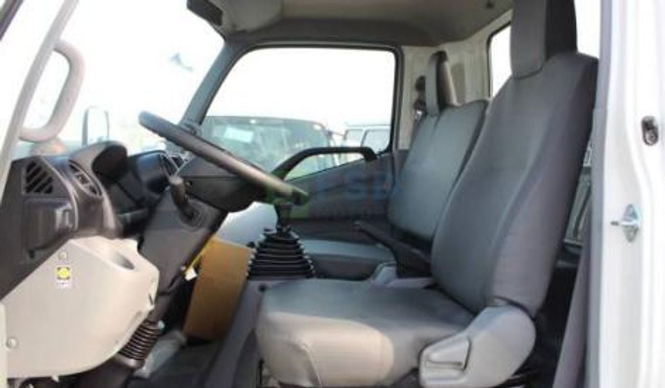 Hino 300 Hino XZU 712L 6.5 TON 300S Wide cab 4X2 Euro 2