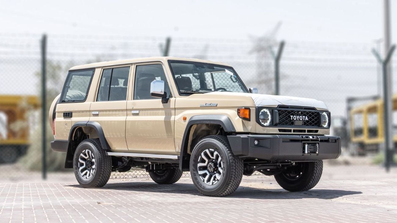 تويوتا لاند كروزر 70 2026 Toyota Land Cruiser LC76 2.8L AT Diesel Full Option (Beige)