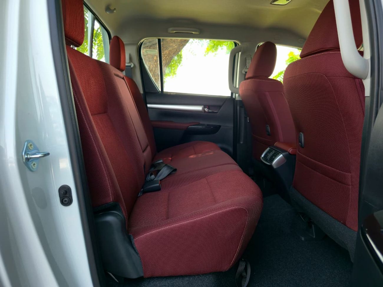 Toyota Hilux TOYOTA HILUX DIESEL 2.4 DOUBLE CABIN - AT - FULL OPTIONS - PUSH START - 2025 MODEL - WHITE INSIDE RE