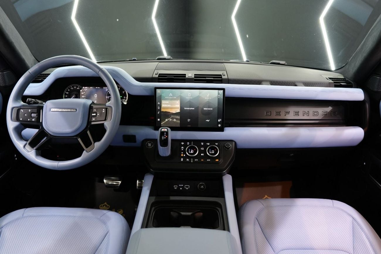 Land Rover Defender 90 SE P400 URBAN Kit, Panoramic Roof, Al Tayer Warranty + Service!!