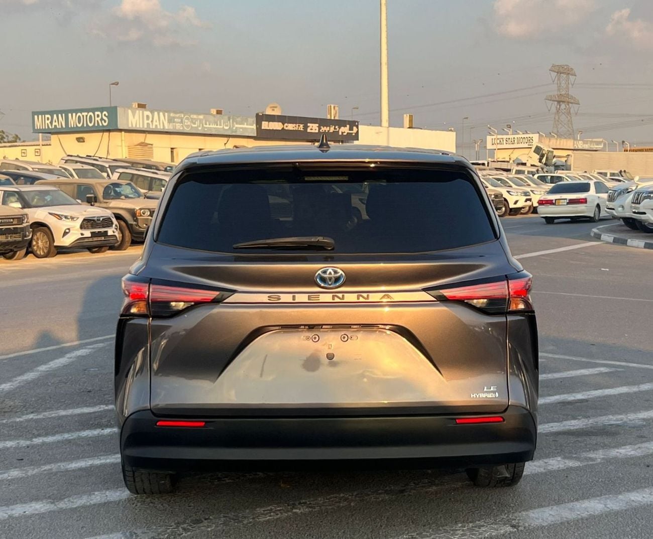 Toyota Sienna LE (NON GCC) 2021 Toyota Sienna Hybrid 2.5L V4 - 7 Seater Doors Full Auto With Radar -