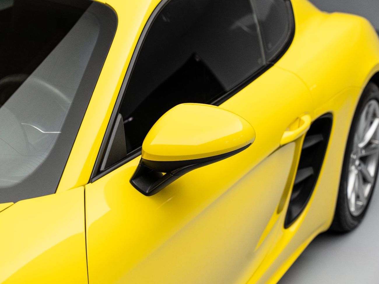 بورش كايمان 718 Std 2.0L M/T2024 Porsche Cayman, 2.0L TC F4, RWD, 300 bhp, 6 Speed Manual