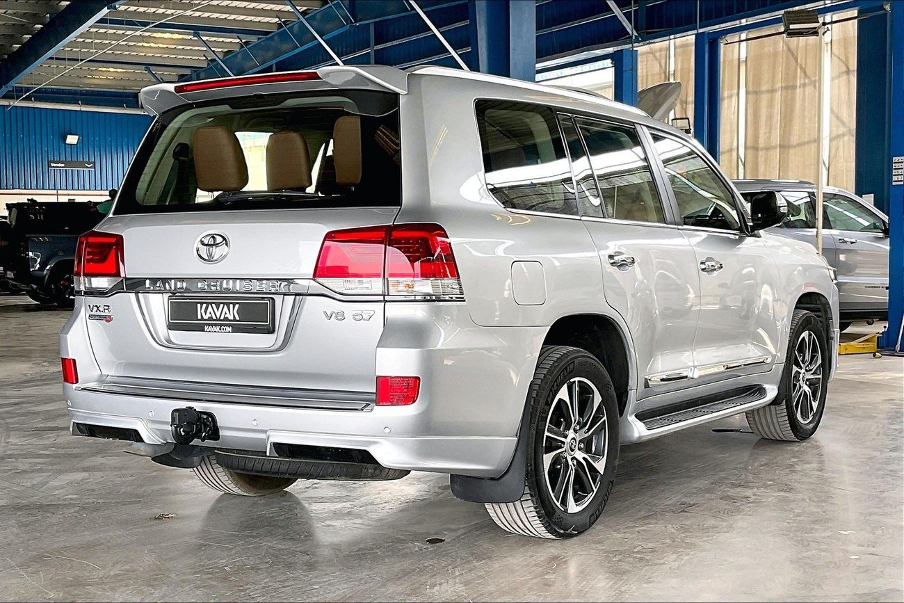 تويوتا لاند كروزر VXR | National Day Celebration | شامل الضمان | 0 ﺪﻔﻋﺓ ﺃﻮﻟﻯ