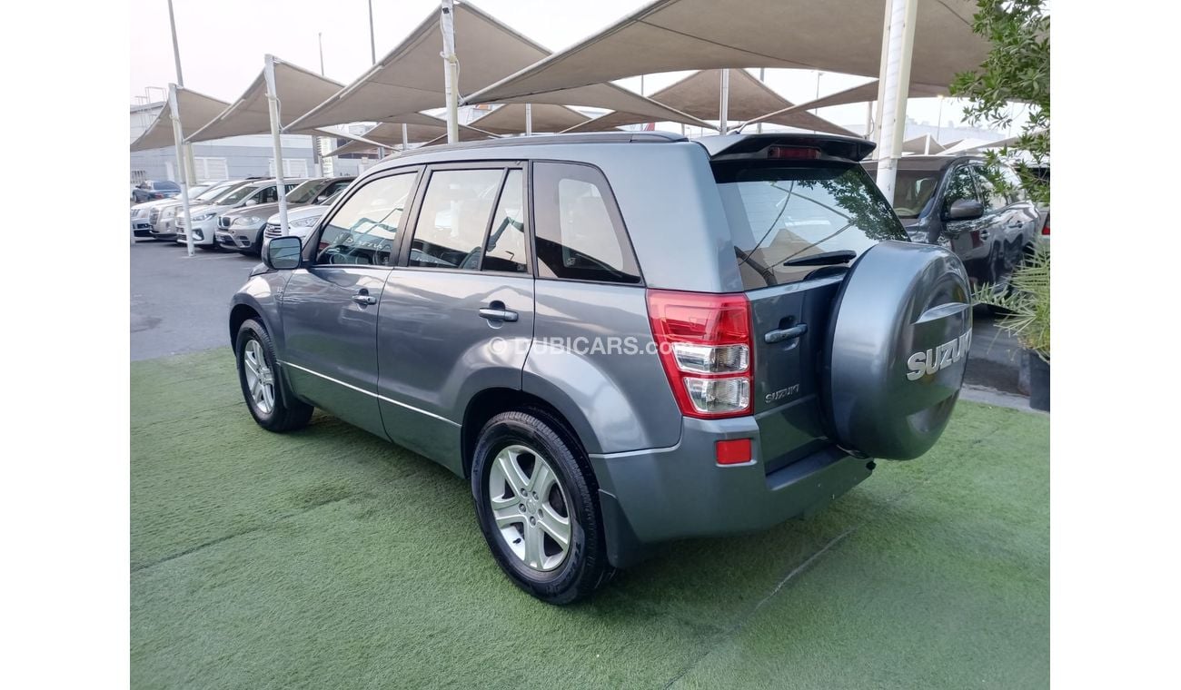 Suzuki Vitara Model 2008 coupe, gray color, imported from Canada, number one, leather hatch, cruise control, in ex