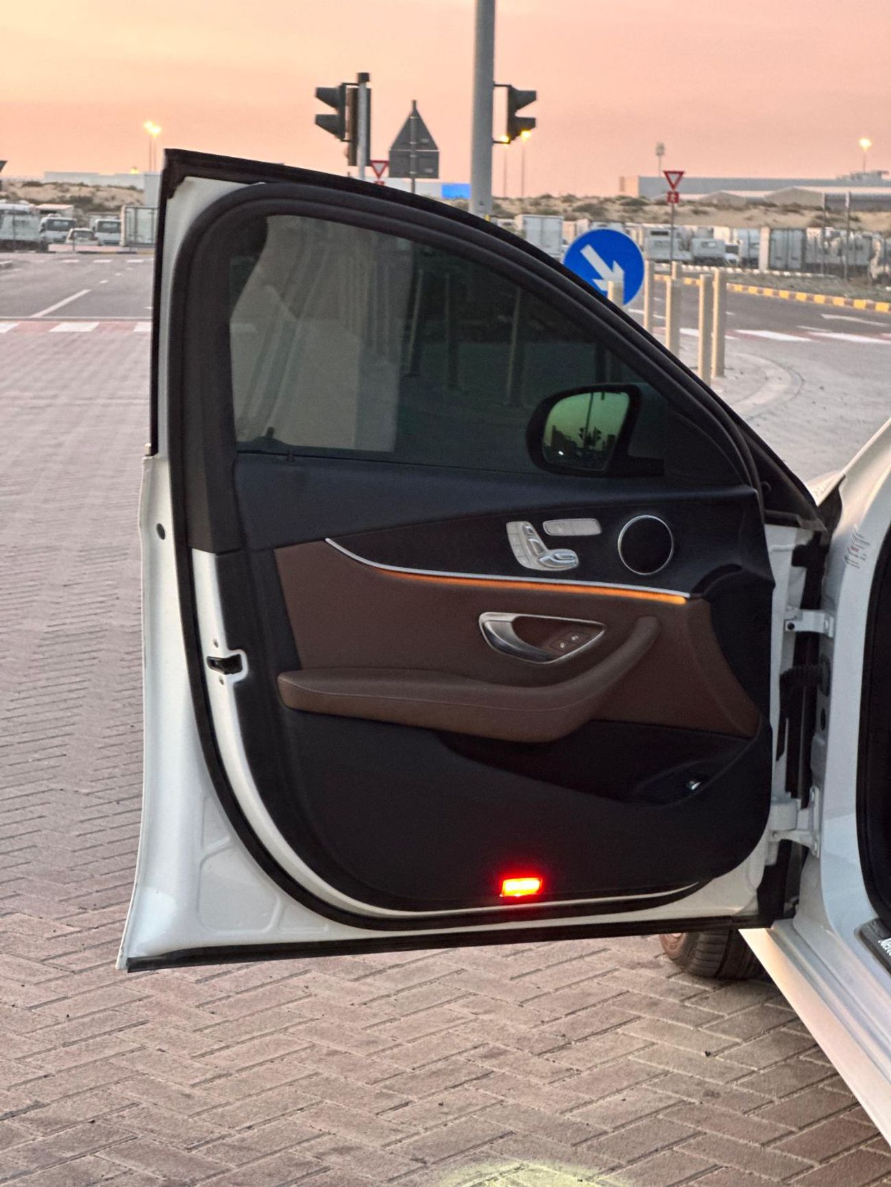 Mercedes-Benz E300 Premium + 2.0L