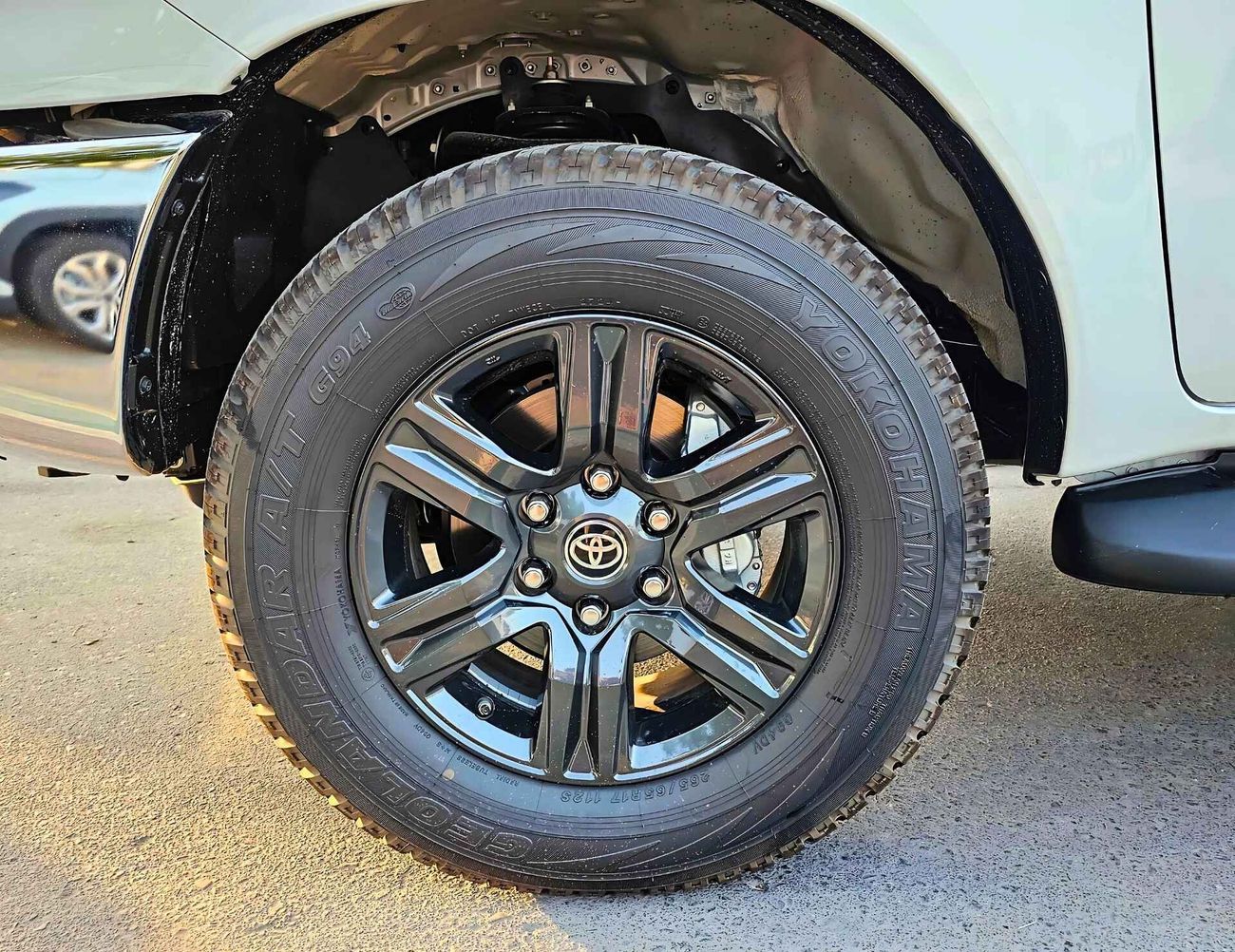 تويوتا هيلوكس SR5 | 2.7L V4 PETROL | A/T | PUSH START | WOODEN PANEL | 4WD (C0DE # 69008)